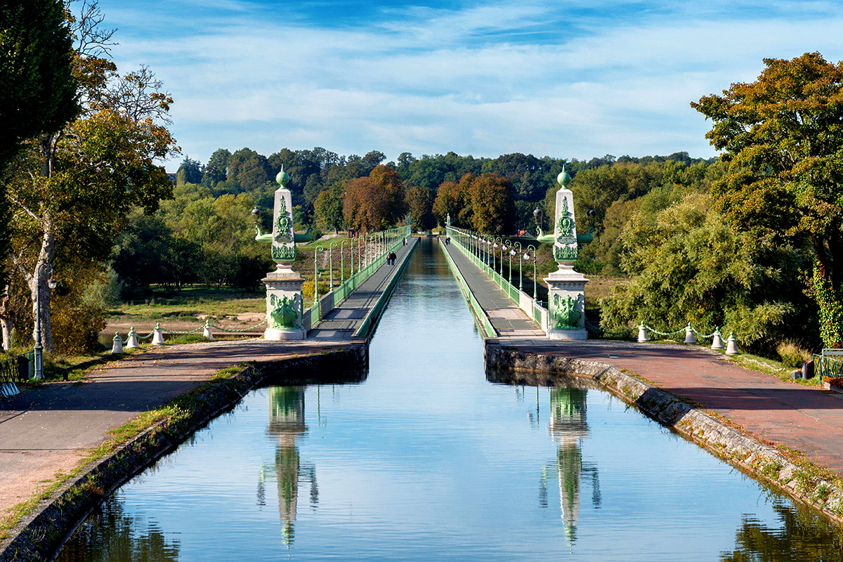 The Briare Aqueduct by Barge Cruise