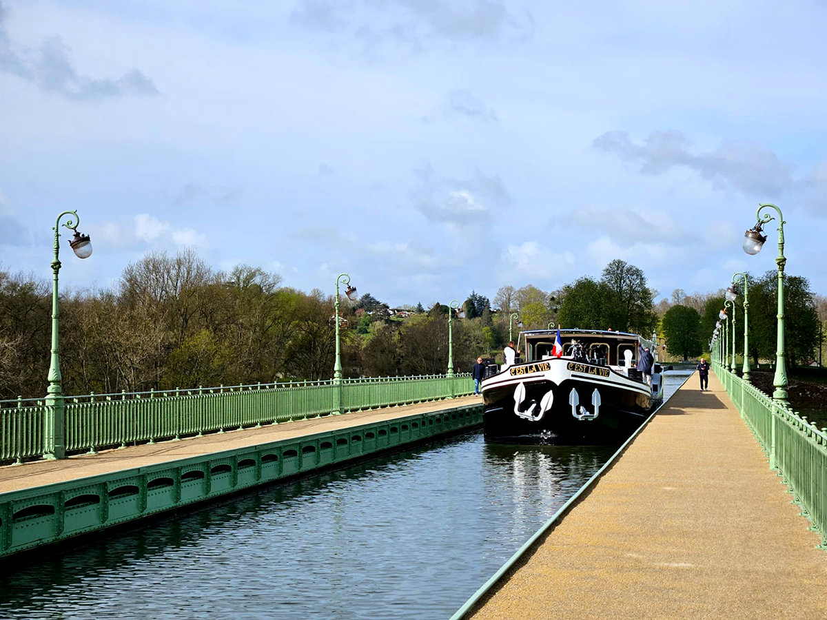 How Does a Navigable Aqueduct Work?